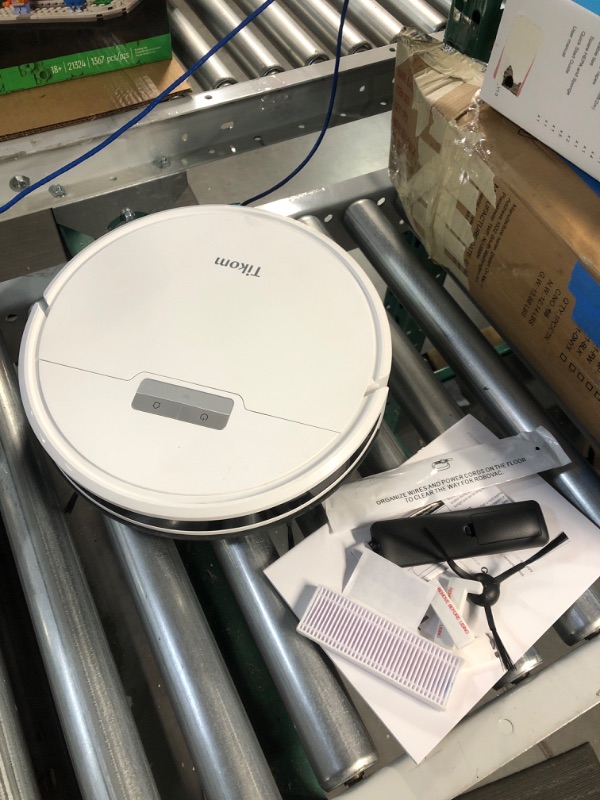 Photo 3 of (READ NOTES) Tikom Robot Vacuum and Mop Combo 12.6"L x 12.6"W x 3"H
