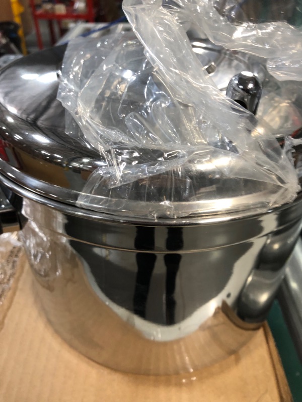 Photo 1 of ** USED** NOB IS BROKEN** Vinod Stainless Steel Cooker with 5 Multi Layer