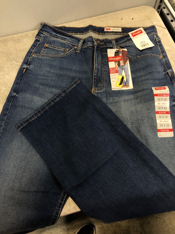 Photo 2 of Wrangler Men's Bootcut Jeans Size
32x32


