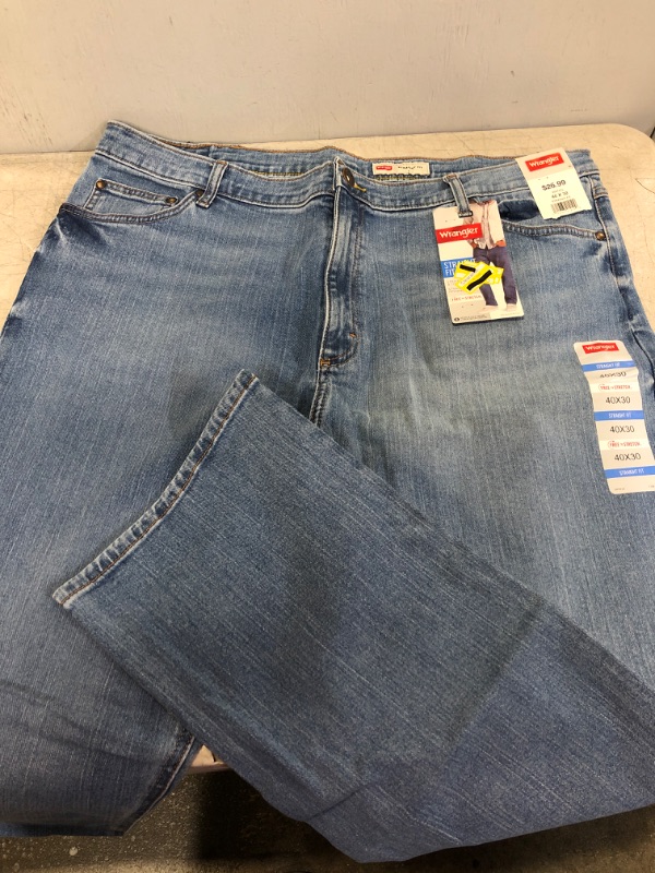 Photo 2 of Wrangler Men's Straight Fit Jeans Size 40x30




