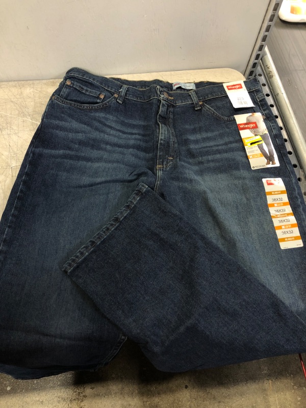 Photo 2 of Wrangler Men's Relaxed Fit Jeans 38X32

