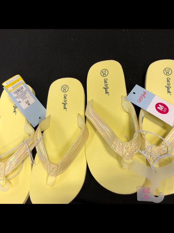 Photo 2 of Girls' Ava Slip-On Thong Sandals - Cat & Jack™ SZ L (2)