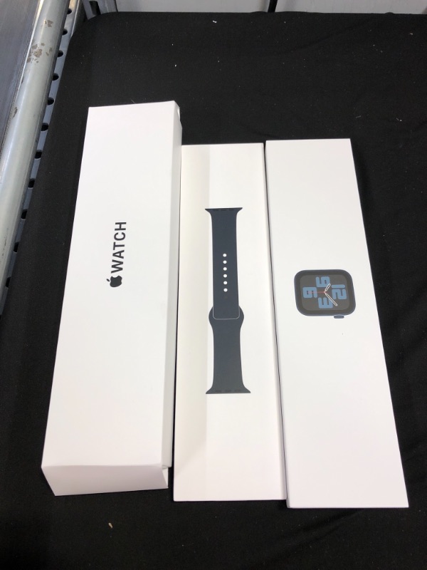 Photo 5 of Apple Watch SE GPS Aluminum Case with Sport Band (2022, 2nd Generation)
44MM - M/L
SEALED