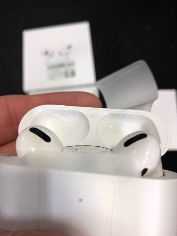 Photo 4 of Apple AirPods Pro True Wireless Bluetooth Headphones with MagSafe(CASE DOESN'T STAY CLOSED)

