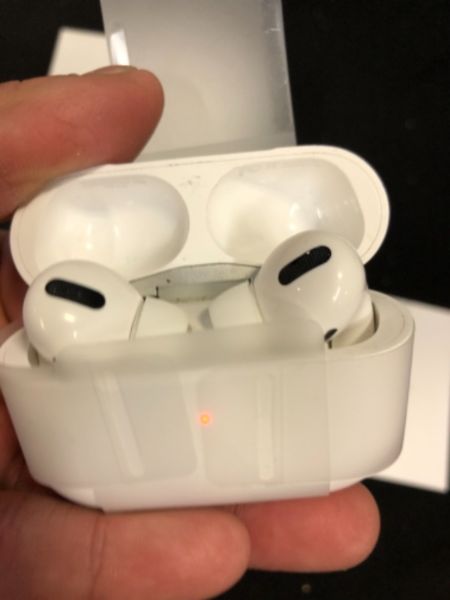 Photo 5 of Apple AirPods Pro True Wireless Bluetooth Headphones with MagSafe(CASE DOESN'T STAY CLOSED)

