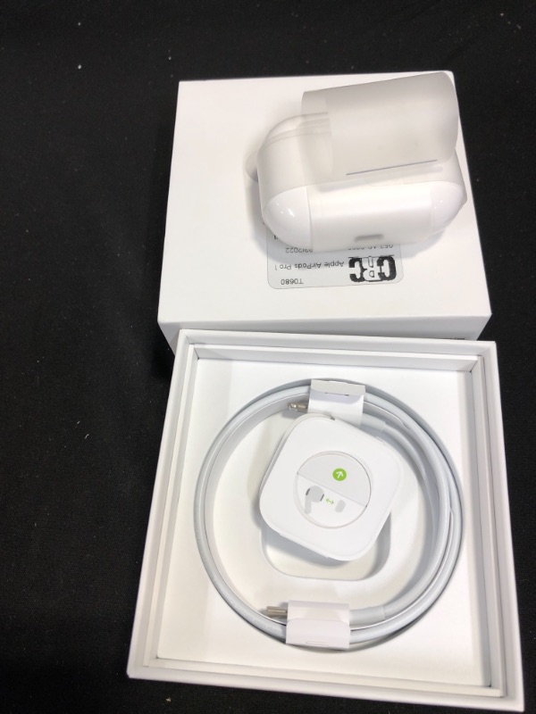 Photo 3 of Apple AirPods Pro True Wireless Bluetooth Headphones with MagSafe(CASE DOESN'T STAY CLOSED)

