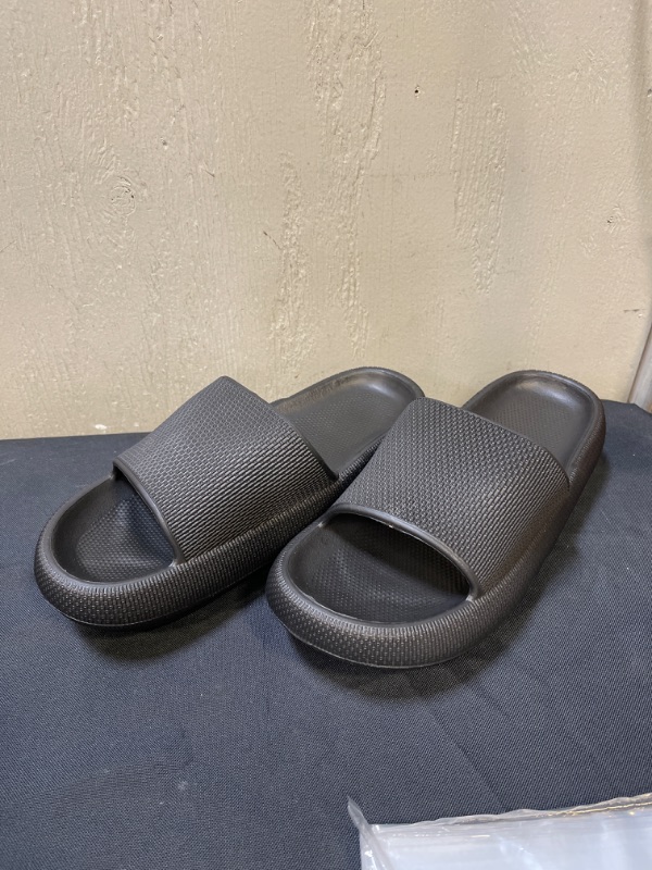 Photo 1 of Best Pillow Slides Slippers for Women and Men Shower Quick Drying Bathroom Sandals Open Toe Soft Home Slippers Casual Beach Shoes Thick Non-Slip Massage Pool Gym House Slipper for Indoor & Outdoor
SIZE 9 BLACK