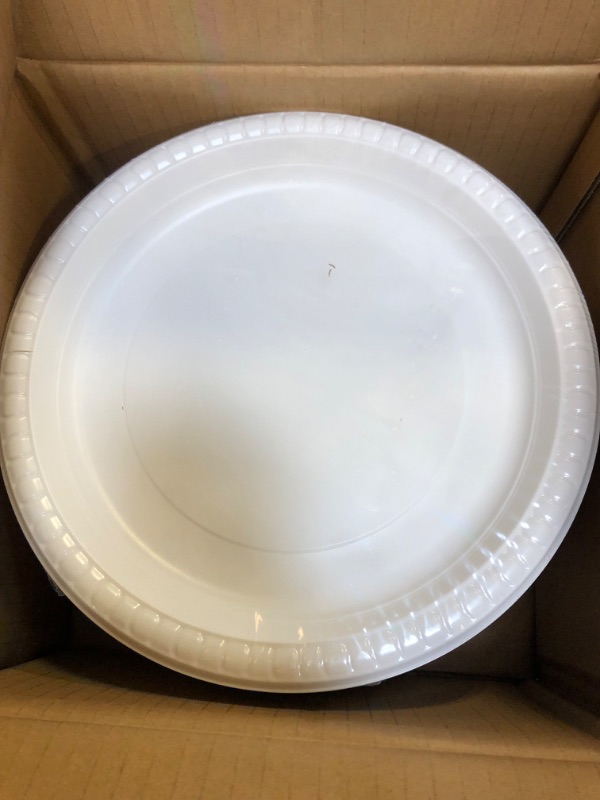 Photo 1 of 100 WHITE PLASTIC PARTY PLATES