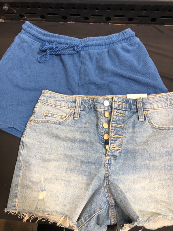 Photo 2 of 2 ITEM COUNT Woen's High-Rise French Terry Pull-on Shorts - Universal Thread™ & Women's High-Rise Jean Shorts - Universal Thread™
SIZE M/6
