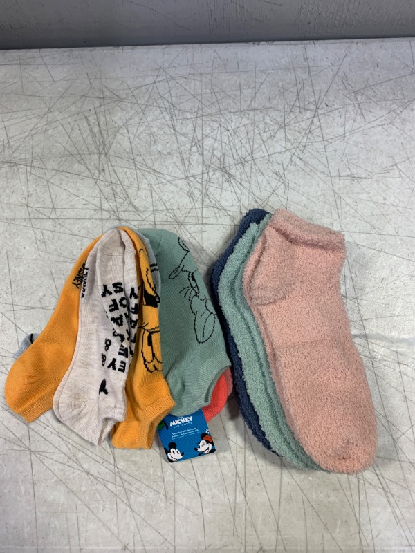 Photo 1 of BAG LOT, 9 pairs of socks. Size 4-10