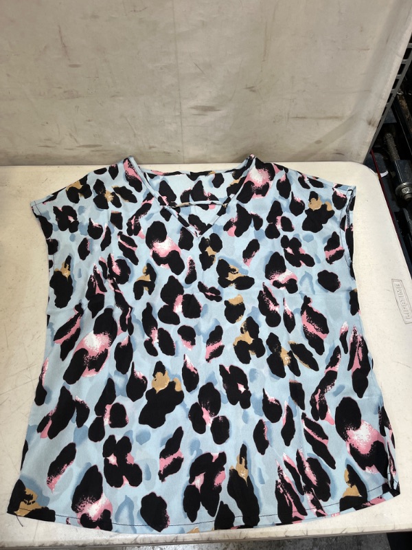 Photo 1 of WOMENS LEOPARD PRINT BLOUS, SIZE : UNKNOWN LOOKS LIKE A SML/MED