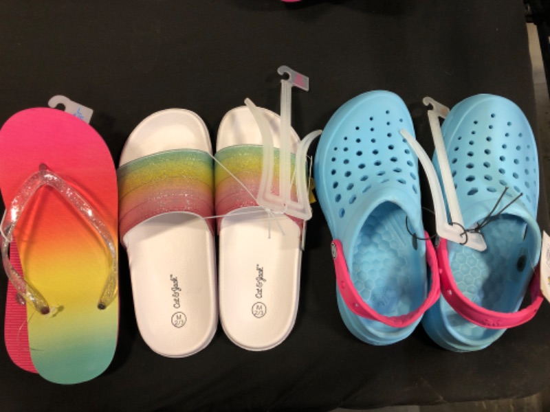 Photo 1 of 3 pairs of children's sandals and slip ons.
Size children M (2/3)