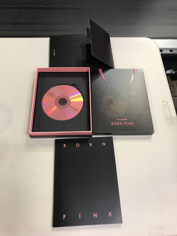 Photo 1 of BLACKPINK - BORN PINK (Target Exclusive, CD)

