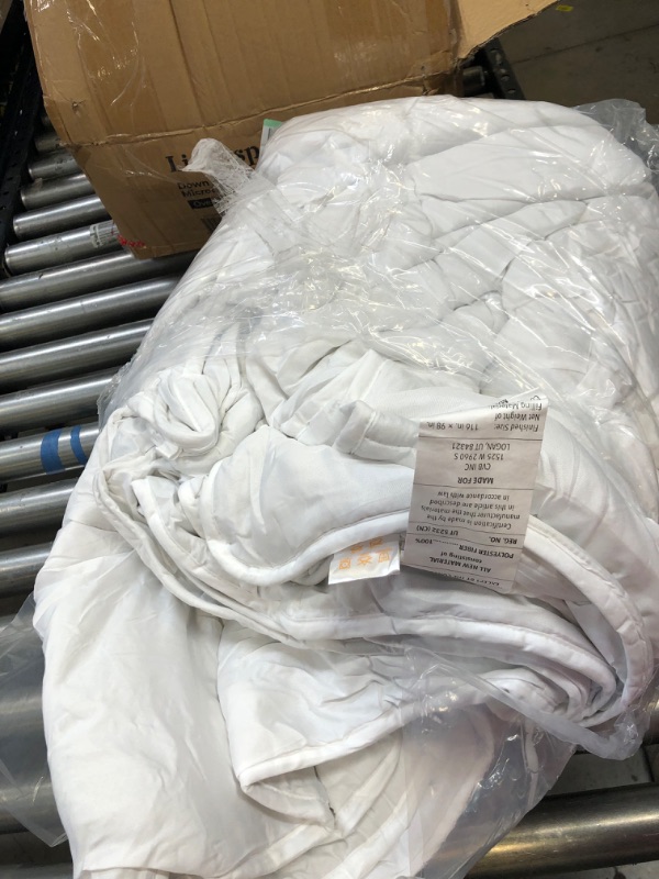 Photo 3 of ****MAJOR DAMAGE TO PACKAGING**** LINENSPA All Season Hypoallergenic Down Alternative Microfiber Comforter King