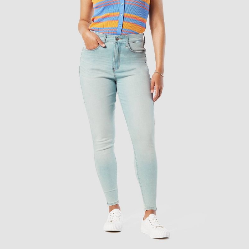 Photo 1 of DENIZEN® from Levi's® Women's Ultra-High Rise Super Skinny Jeans -
Color: bring it on
SIZE 2