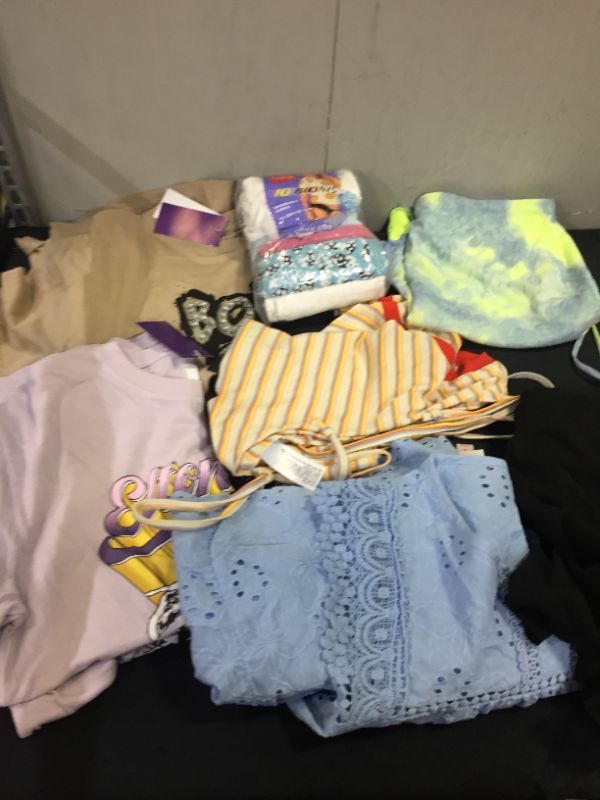 Photo 3 of BAG LOT OF WOMEN CLOTHES 10 ITEMS - DIFFERENT STYLES AND SIZES --SOLD AS IS --