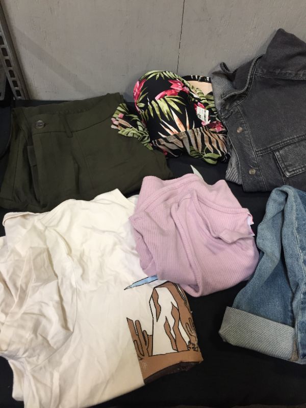 Photo 3 of BAG LOT OF 10 WOMEN CLOTHING ITEMS --DIFFERENT STYLES AND SIZES --SOLD AS IS ---