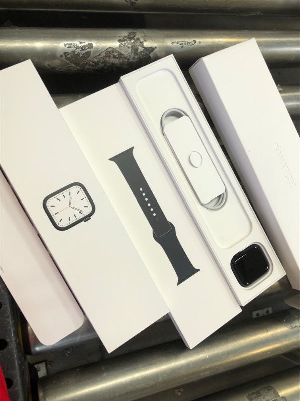 Photo 12 of Apple Watch Series 7 (GPS) 45mm with Midnight Sport Band

