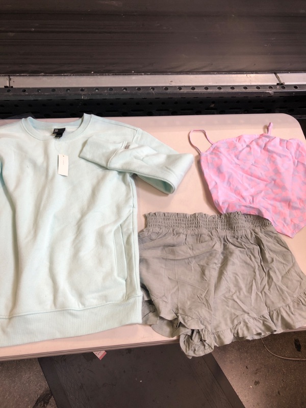 Photo 4 of All in Motion Girls' Pullover Sweatshirt &Girls' Hanky He Tank Top - Art Class™ & Girls' Ruffle Shorts - Art Class™
SIZE M

