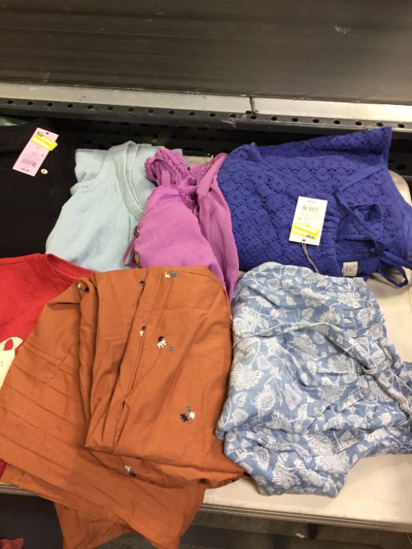 Photo 3 of BAG LOT OF 10 WOMEN CLOTHING ITEMS - DIFFERENT STYLES AND SIZES ---SOLD AS IS ---