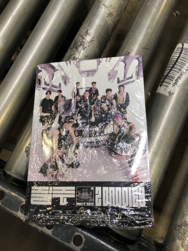 Photo 2 of  NCT 127 - The 4th Album '2 Baddies' (Photobook Version) (CD)


