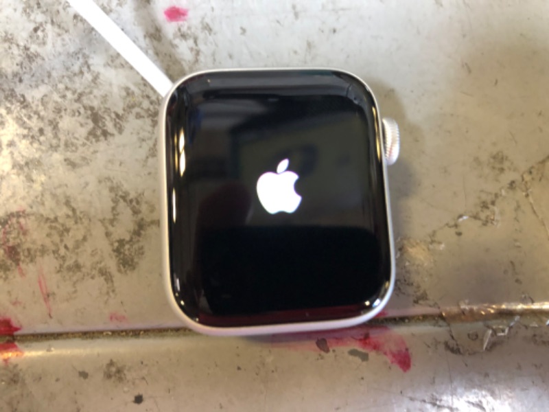 Photo 4 of Apple Watch SE (GPS) Aluminum Case 40 MM 

