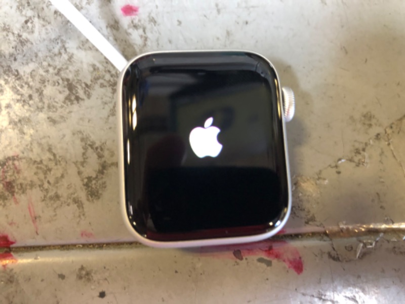 Photo 4 of Apple Watch SE (GPS) Aluminum Case

