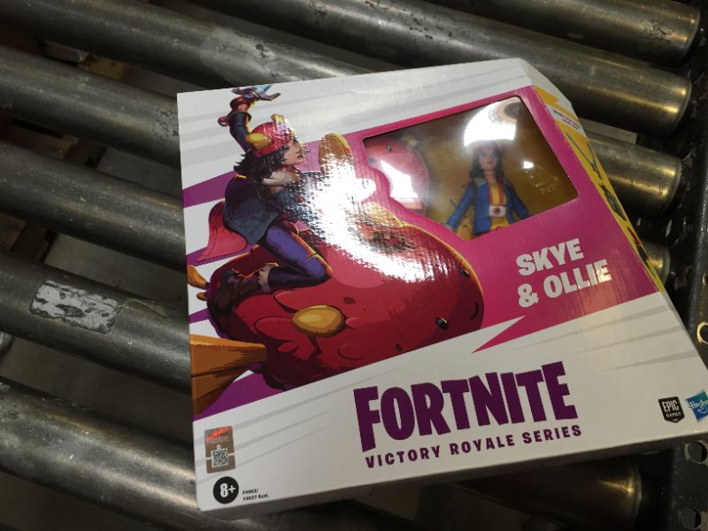 Photo 2 of Fortnite Victory Royale Deluxe Skye and Ollie 6-Inch Action Figure
