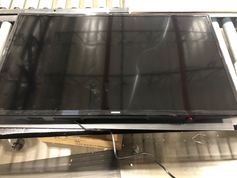 Photo 2 of SAMSUNG 40-inch Class LED Smart FHD TV 1080P (UN40N5200AFXZA, 2019 Model)