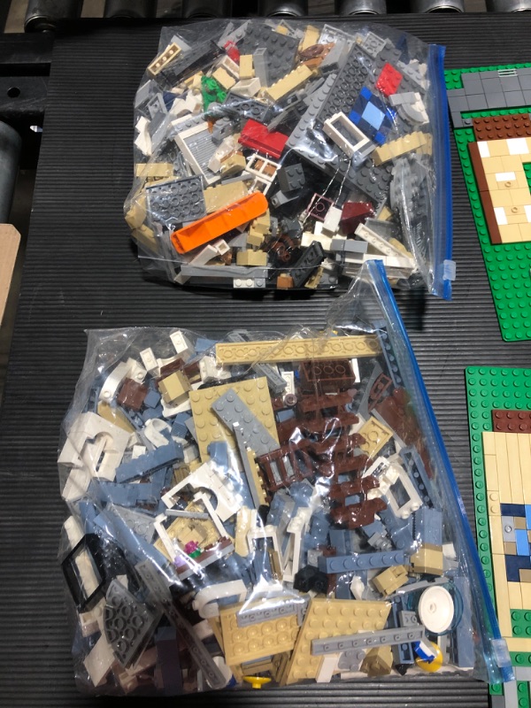 Photo 3 of LEGO Creator Expert Assembly Square 10255 Building Kit (4002 Pieces)