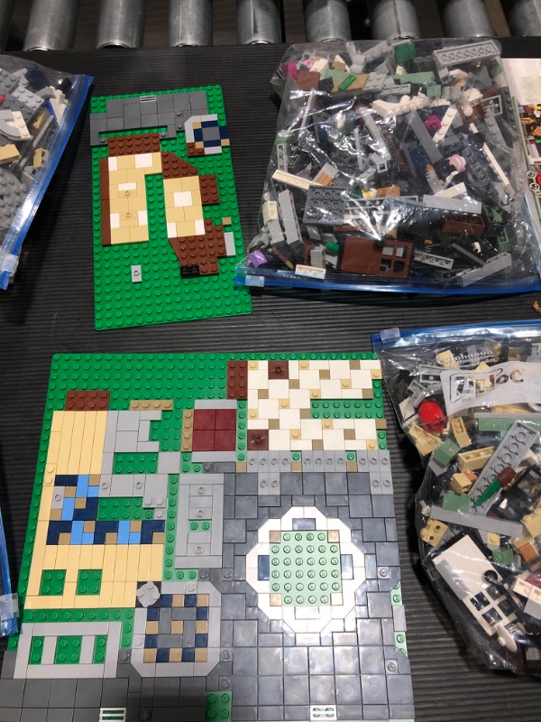 Photo 1 of LEGO Creator Expert Assembly Square 10255 Building Kit (4002 Pieces)