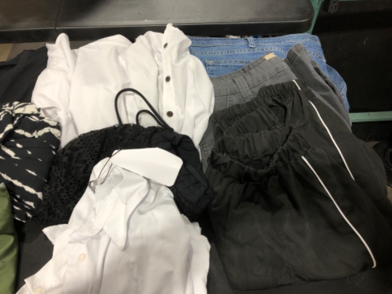 Photo 3 of *** BAG LOT *** MIXTURE OF MENS AND WOMENS CLOTHING -- GENTLY USED ITEMS - SIZES VARY 