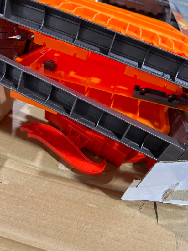 Photo 1 of ?Hot Wheels Track Set with 6 1:64 Scale Toy Cars and 6-Lane Race Track, Includes Track Storage and Lights and Sounds, Super 6-Lane Raceway ???