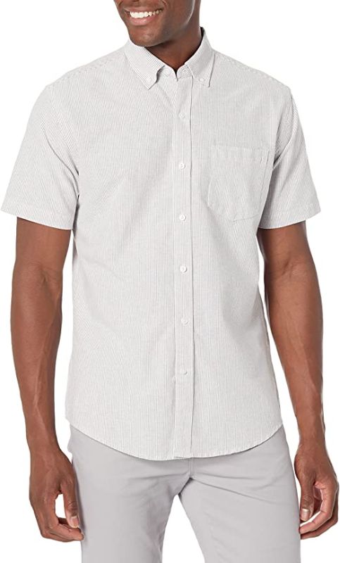 Photo 1 of Amazon Essentials Men's Regular-Fit Short-Sleeve Pocket Oxford Shirt
SIZE SMALL