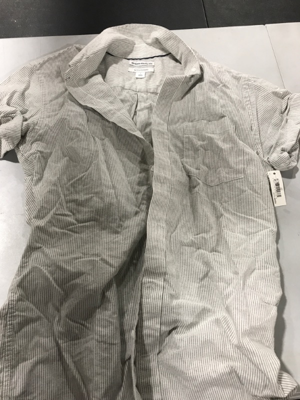 Photo 2 of Amazon Essentials Men's Regular-Fit Short-Sleeve Pocket Oxford Shirt
SIZE SMALL