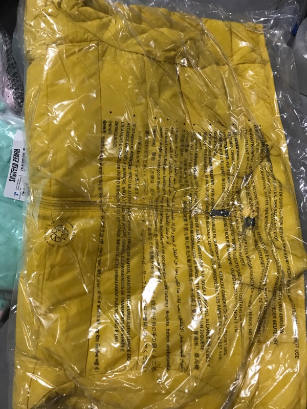 Photo 1 of Amazon Essentials Men's Packable Lightweight Water-Resistant Puffer Jacket Large Yellow