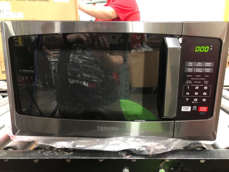 Photo 2 of Toshiba Em925a5a-bs Microwave Oven with Sound on/off Eco Mode and LED Lighting 0.9 Cu.ft Black Stainless
