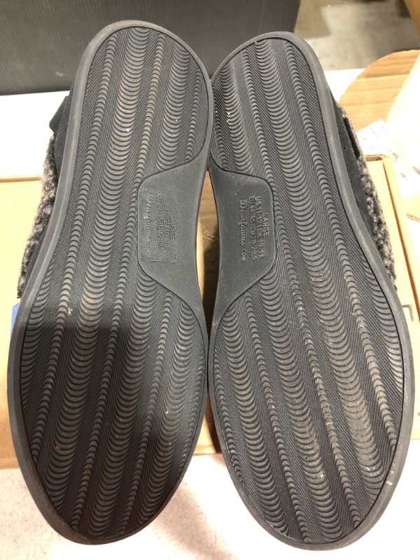 Photo 4 of MEN'S DEARFOAM SLIPPERS. BLACK. SIZE US 11-12.