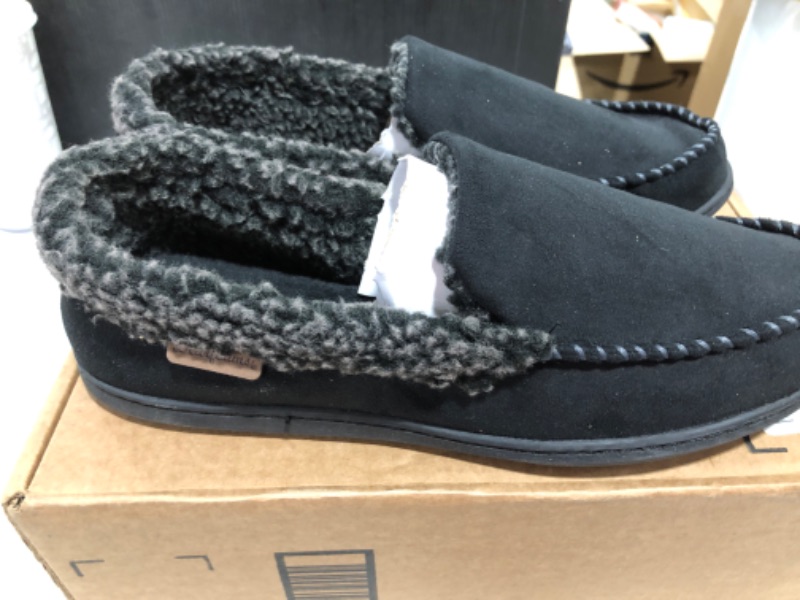 Photo 2 of MEN'S DEARFOAM SLIPPERS. BLACK. SIZE US 11-12.