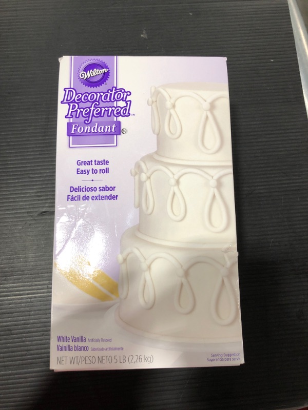 Photo 2 of Wilton Decorator Preferred Fondant, White Vanilla, 5lb (1432233)
