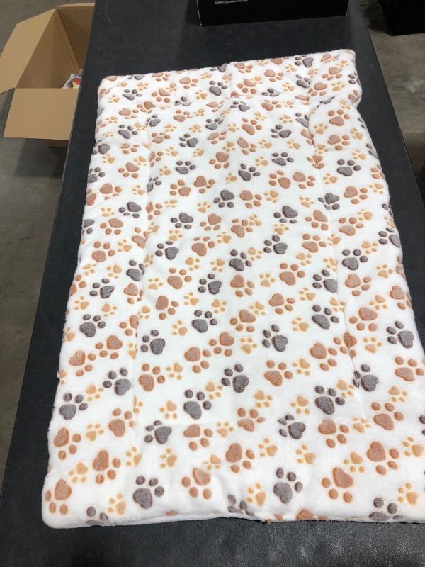 Photo 3 of Anmupet Pet Bed Mat Dog Cat Crate Soft Pad Blanket Floor Plush Mattress Bed Rug Winter White, XL-40.3 X 26.6 in
