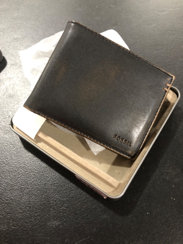 Photo 2 of Fossil Men's Wade Bifold Leather Wallet
