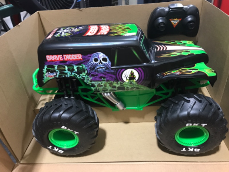 Photo 2 of Monster Jam, Official Grave Digger Remote Control Truck 1:15 Scale, 2.4GHz
