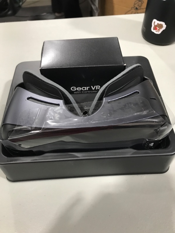 Photo 2 of Samsung Gear VR with Controller 2017 Model - Black (SM-R325) (498525)
