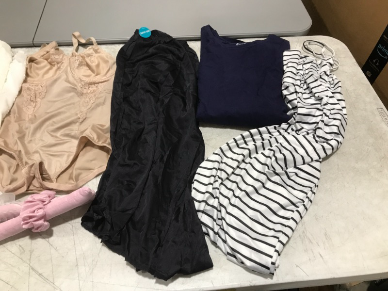 Photo 3 of BAG OF WOMENS CLOTHING & ACCESSORIES -- NEW/USED SIZES VARY 