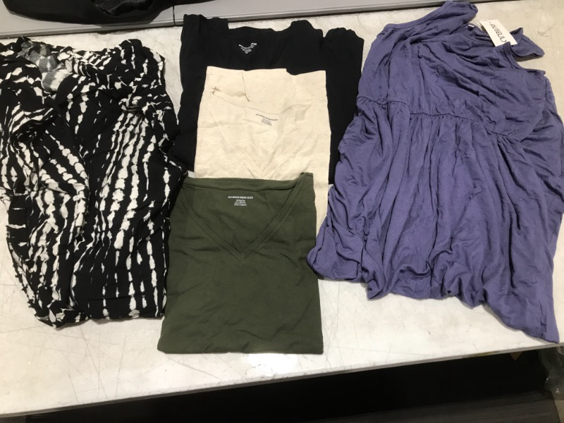 Photo 1 of BAG OF WOMENS CLOTHING -- PLUS SIZE - SIZES VARY 