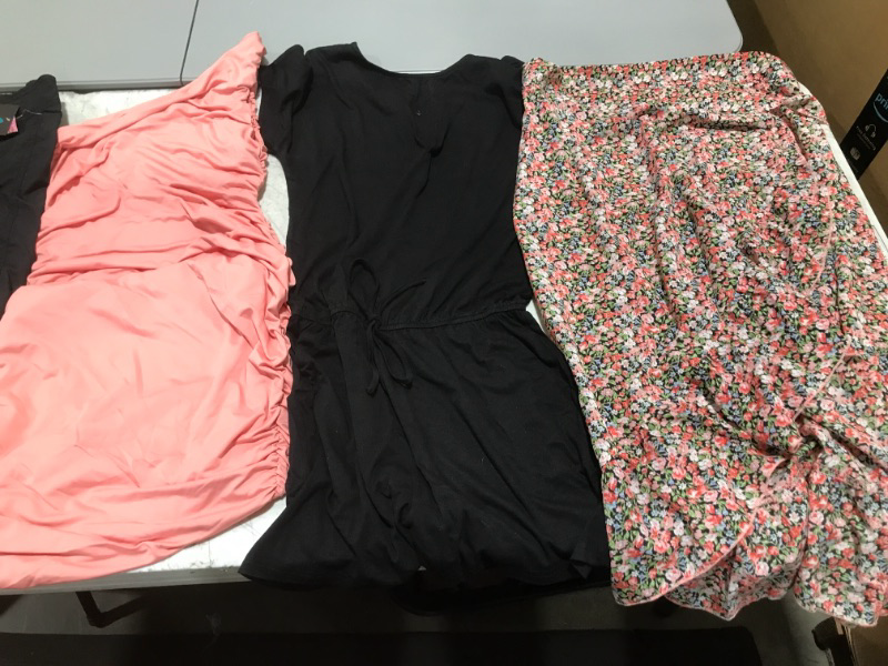 Photo 2 of BAG LOT! WOMENS CLOTHING -- SIZES VARY NEW/USED 