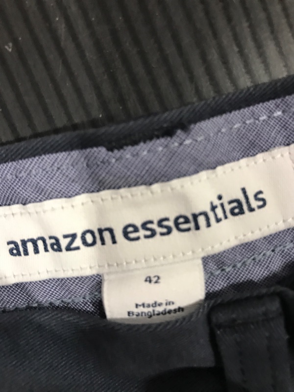 Photo 3 of Amazon Essentials Men's Classic-Fit 9" Short
size 42