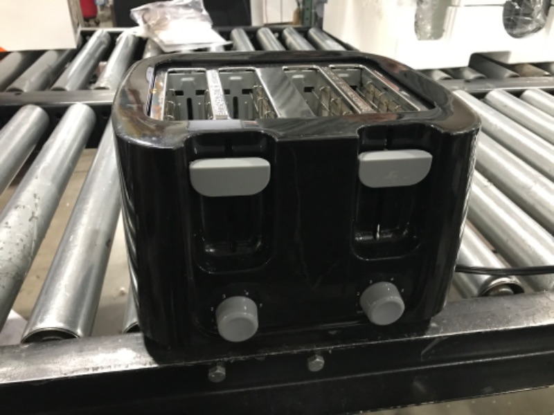 Photo 3 of Continental(tm) 4 Slice Toaster
