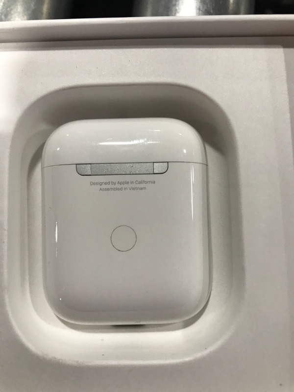 Photo 4 of Apple Wireless Charging Case for AirPods
